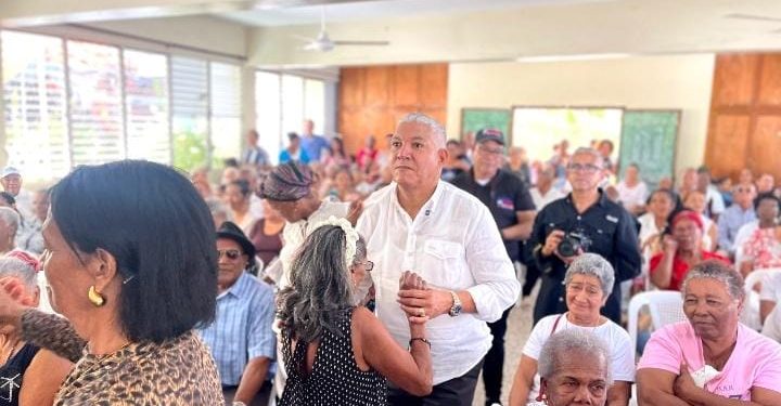 En Día de la Altagracia, Radhamés González realiza fiesta a envejecientes y pide que sean cuidados