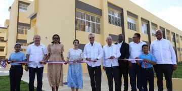Presidente Abinader inaugura una escuela y una estancia infantil en La Altagracia