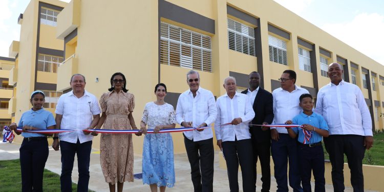 Presidente Abinader inaugura una escuela y una estancia infantil en La Altagracia
