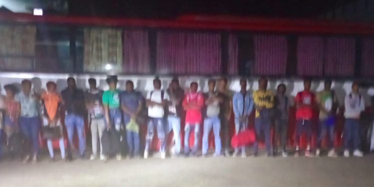 Conductor y cobrador de autobús detenidos con haitianos indocumentados luego de una persecución en San Juan de la Maguana