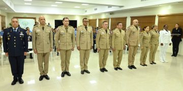 Ministro de Defensa encabeza graduación múltiple y condecoraciones al mérito en seguridad de la aviación civil en el CESAC