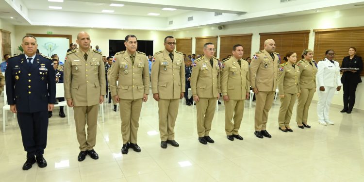 Ministro de Defensa encabeza graduación múltiple y condecoraciones al mérito en seguridad de la aviación civil en el CESAC