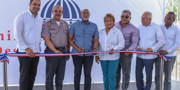 Gobernadora de Santo Domingo destaca lucha contra la delincuencia en inauguración de destacamento policial en La Ceiba