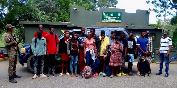 Interceptan tres jeepetas con haitianos indocumentados en Independencia y Montecristi