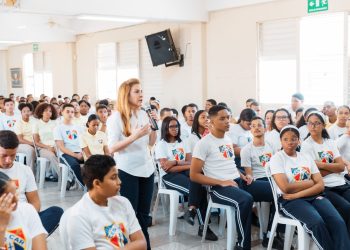 Carolina Mejía conversa con estudiantes de Capotillo sobre responsabilidad ciudadana