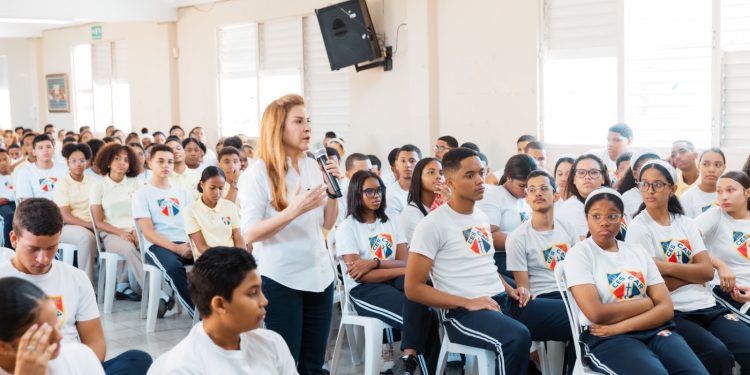 Carolina Mejía conversa con estudiantes de Capotillo sobre responsabilidad ciudadana