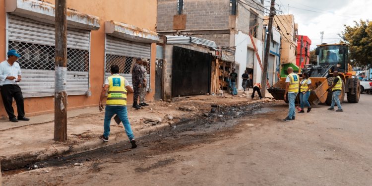 Alcaldía del DN recupera aceras que eran ocupadas por negocios en Villa Consuelo
