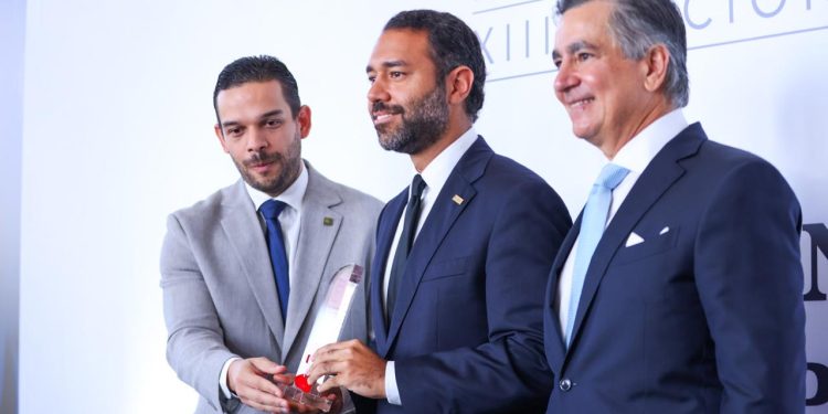 Persio Sully Maldonado es reconocido como Joven Sobresaliente del Año 2025