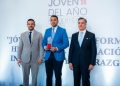Ministro de la Juventud, Carlos Valdez, es reconocido en la XIII Edición del Premio Joven del Año