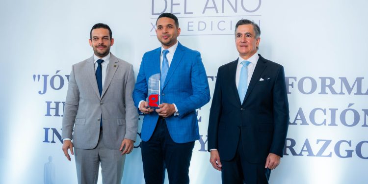Ministro de la Juventud, Carlos Valdez, es reconocido en la XIII Edición del Premio Joven del Año