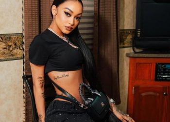 La Perversa entrega cajas de regalos en Haina