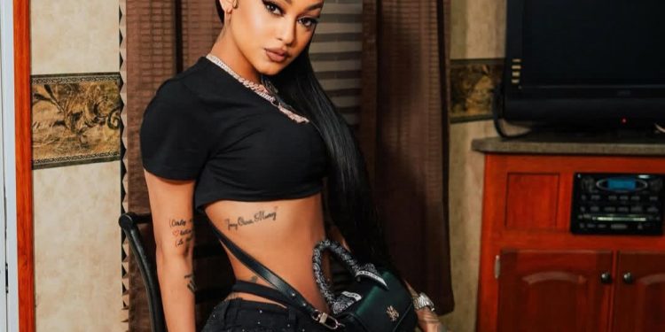 La Perversa entrega cajas de regalos en Haina