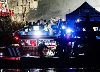 Más de 30 cuerpos recuperados tras choque aéreo en Washington D.C.