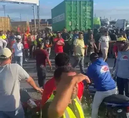 Choferes mantienen paro de labores en Puerto de Caucedo