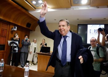 Edmundo González viaja a Argentina mientras Venezuela ofrece US$ 100,000 por su captura