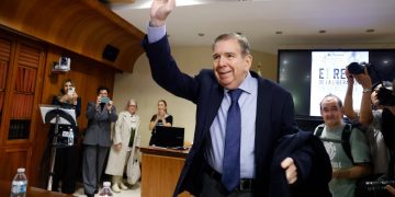 Edmundo González viaja a Argentina mientras Venezuela ofrece US$ 100,000 por su captura