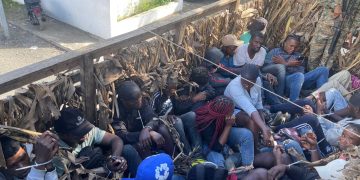 Detienen a 24 nacionales haitianos sin documentos que eran trasladados en un camión
