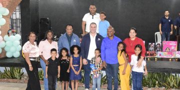 Pte. del CODIA Ingeniero Carlos Eligió Mendoza entrega juguetes a hijos de los Colegiados