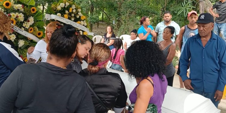 Conadehu pide cancelar y someter a la justicia policías que asesinaron mujer e hirieron dos jóvenes en Guaricano SDN