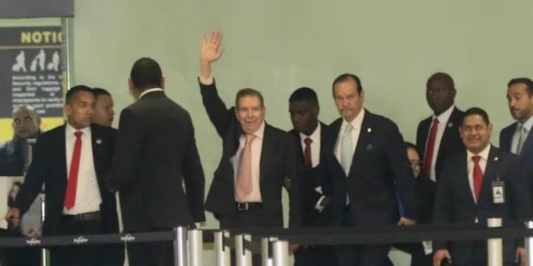 Edmundo González Urrutia llegó a Panamá para reunirse con ex presidentes iberoamericanos