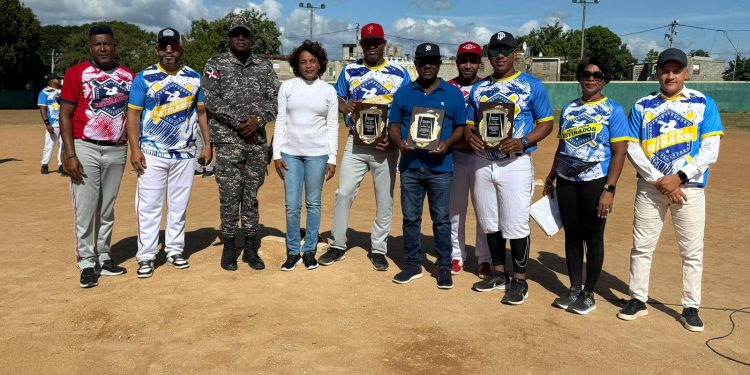 Delio Peña Retirados celebra su sexto Clásico de Softbol