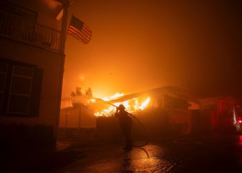 Residencias de Kamala Harris y de varias celebridades, en la zona de evacuación por fuertes incendios en Los Ángeles