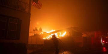 Residencias de Kamala Harris y de varias celebridades, en la zona de evacuación por fuertes incendios en Los Ángeles