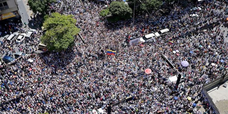 Al grito de “Gloria al bravo pueblo”, la oposición de Venezuela se moviliza en una jornada histórica contra el régimen de Maduro