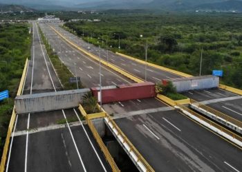Con tres contenedores cierran frontera entre Venezuela y Colombia