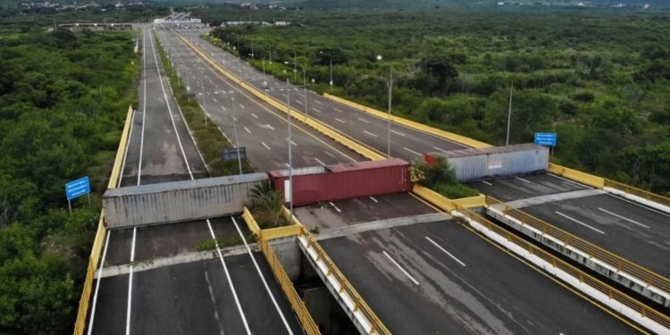 Con tres contenedores cierran frontera entre Venezuela y Colombia