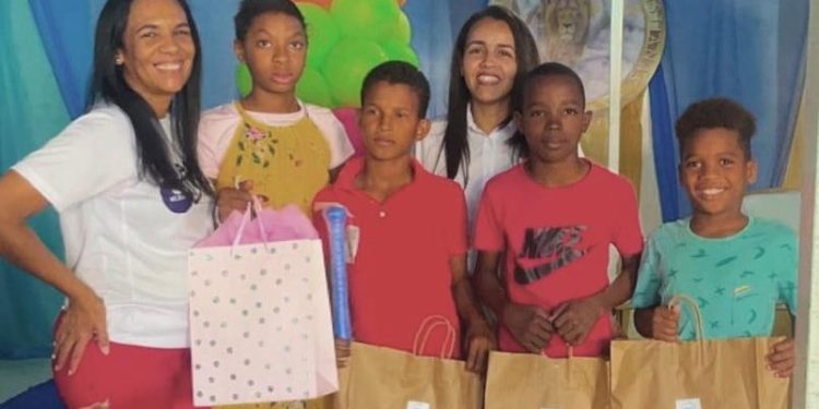 Fundaciones entregan juguetes en Nigua