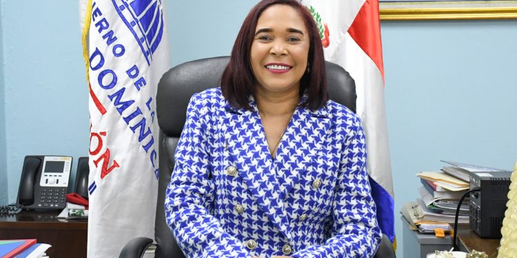 Posesionan a Dominga Sosa como nueva directora de la Regional 10 de Educación