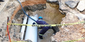 CAASD trabaja corrección de avería de línea de distribución en SDN