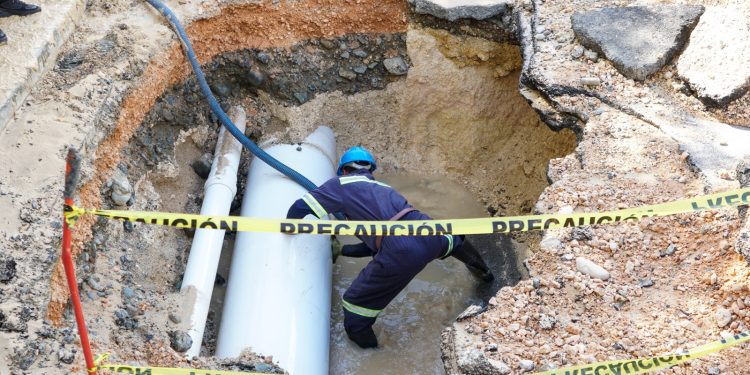 CAASD trabaja corrección de avería de línea de distribución en SDN