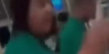 ¡En acalorada discusión! Empleada de aeropuerto rompe boleto de pasajera
