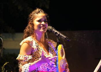 Luna Manzanares conquistó el corazón de los dominicanos en una velada inolvidable en el patio de la Galería Bodden