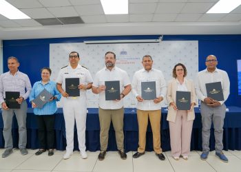 Alcalde Nelson Núñez firma convenio para iniciar observación de ballenas