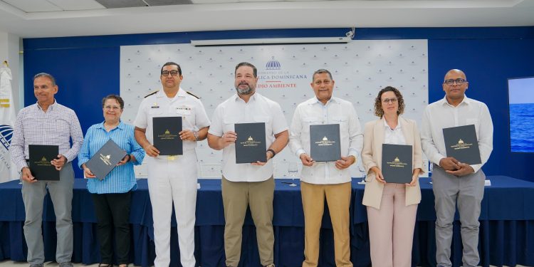 Alcalde Nelson Núñez firma convenio para iniciar observación de ballenas