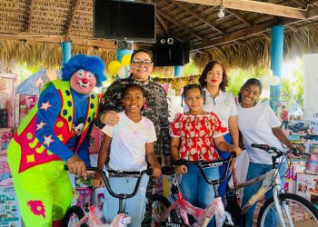 Licenciada Ingrid Castro de Guzmán lleva alegría a los hijos de policías en Baní