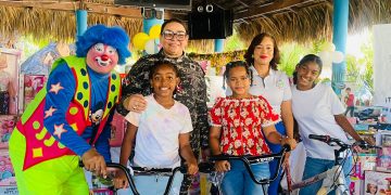 Licenciada Ingrid Castro de Guzmán lleva alegría a los hijos de policías en Baní