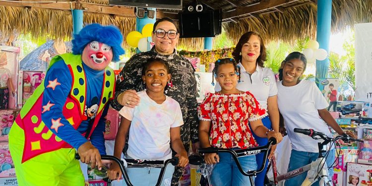 Licenciada Ingrid Castro de Guzmán lleva alegría a los hijos de policías en Baní