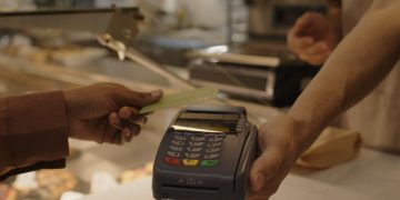 El 88% del consumo con tarjetas bancarias se concentra en servicios, supermercados y tiendas minoristas, revela la ABA