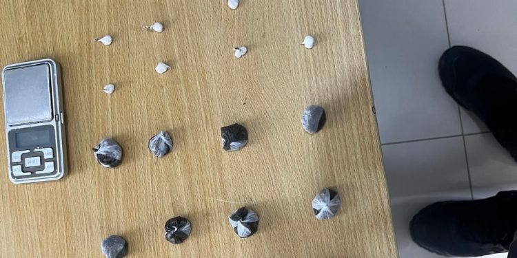Policía desmantela varios puntos de sustancias narcóticas en Monte Plata y apresa dos personas