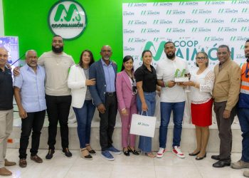 CoopMaimón reconoce a Teoscar Hernández por su destacada trayectoria en las Grandes Ligas