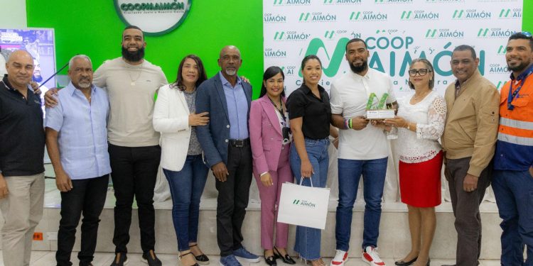 CoopMaimón reconoce a Teoscar Hernández por su destacada trayectoria en las Grandes Ligas