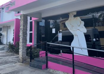 Cemekar Plass aclara tiene licencia de habilitación vigente otorgada por Salud Pública; niega violación a la Ley