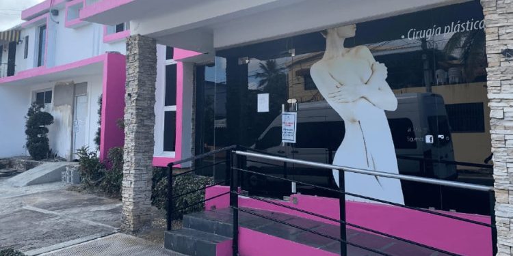 Cemekar Plass aclara tiene licencia de habilitación vigente otorgada por Salud Pública; niega violación a la Ley