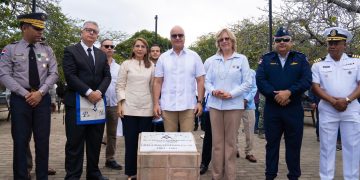 Igor Rodríguez Durán repone tarja en parque de Puerto Plata que fue robada por antisociales