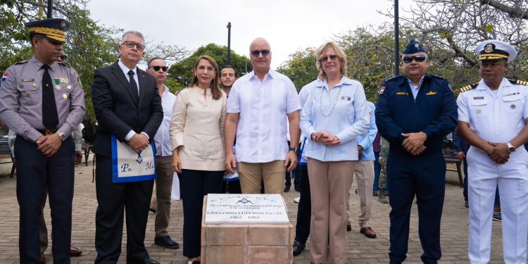Igor Rodríguez Durán repone tarja en parque de Puerto Plata que fue robada por antisociales