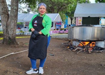 FEDA y chef Solangel Velázquez buscan récord nacional cocinando caldero de arroz para 2 mil personas